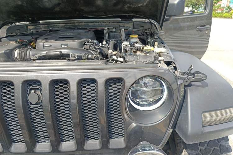 Used Jeep Wrangler 2019 2.0T Sahara Two-Door Version China VI Emission Standard Engine Bay Left