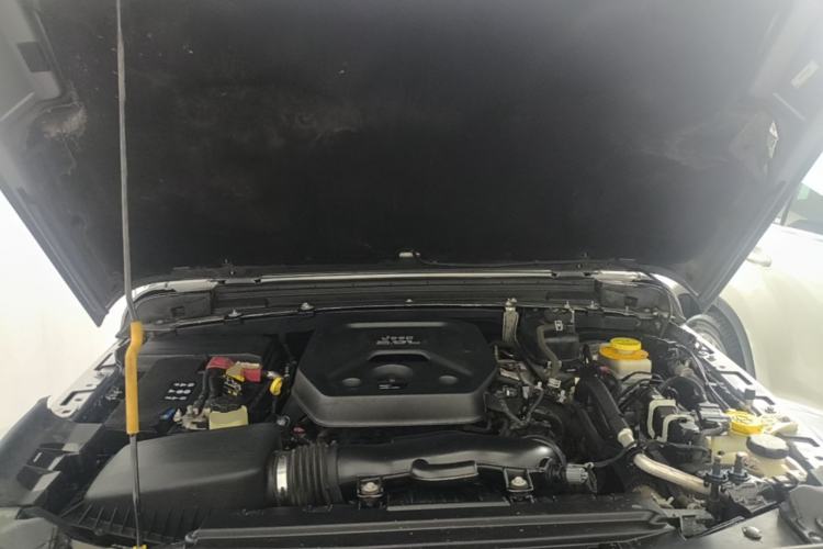 Used Jeep Wrangler 2019 2.0T Sahara Four-Door Version China VI Emission Standard Engine Bay