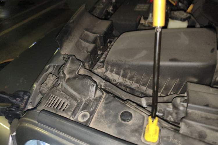 Used Jeep Wrangler 2019 2.0T Sahara Four-Door Version China VI Emission Standard Engine Bay Right