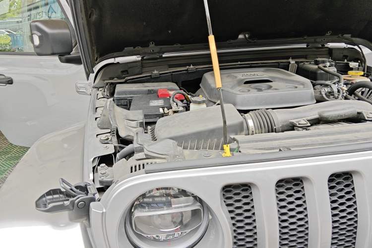 Used Jeep Wrangler 2019 2.0T Sahara Four-Door Version China VI Emission Standard Engine Bay Right