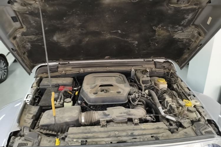 Used Jeep Wrangler 2019 2.0T Sahara Four-Door Version China VI Emission Standard Engine Bay