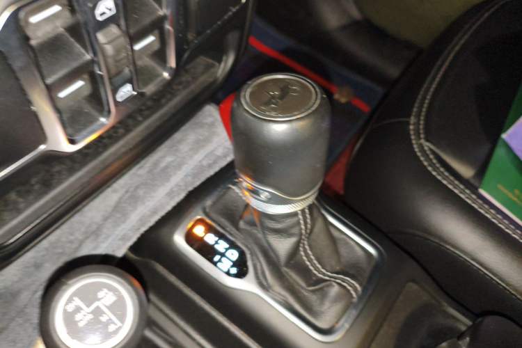 Used Jeep Wrangler 2019 2.0T Sahara Four-Door Version China VI Emission Standard Gear Lever