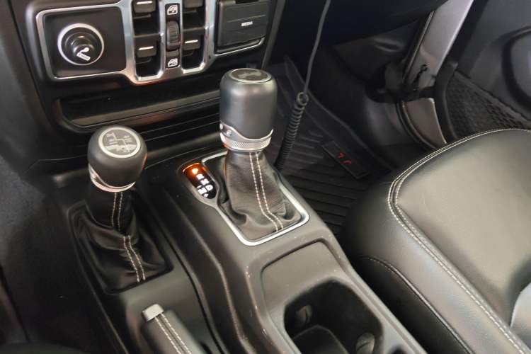 Used Jeep Wrangler 2019 2.0T Sahara Four-Door Version China VI Emission Standard Gear Lever
