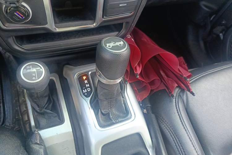 Used Jeep Wrangler 2019 2.0T Sahara Two-Door Version China VI Emission Standard Gear Lever