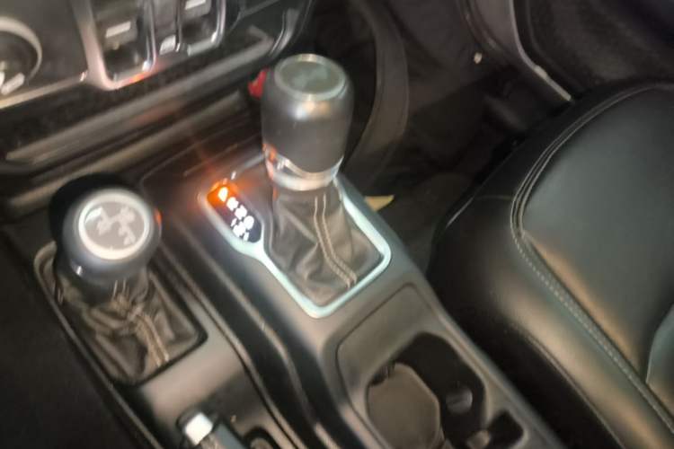 Used Jeep Wrangler 2019 2.0T Sahara Four-Door Version China VI Emission Standard Gear Lever