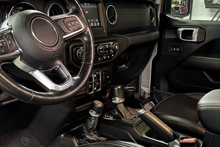 Used Jeep Wrangler 2019 2.0T Sahara Four-Door Version China VI Emission Standard Interior 1