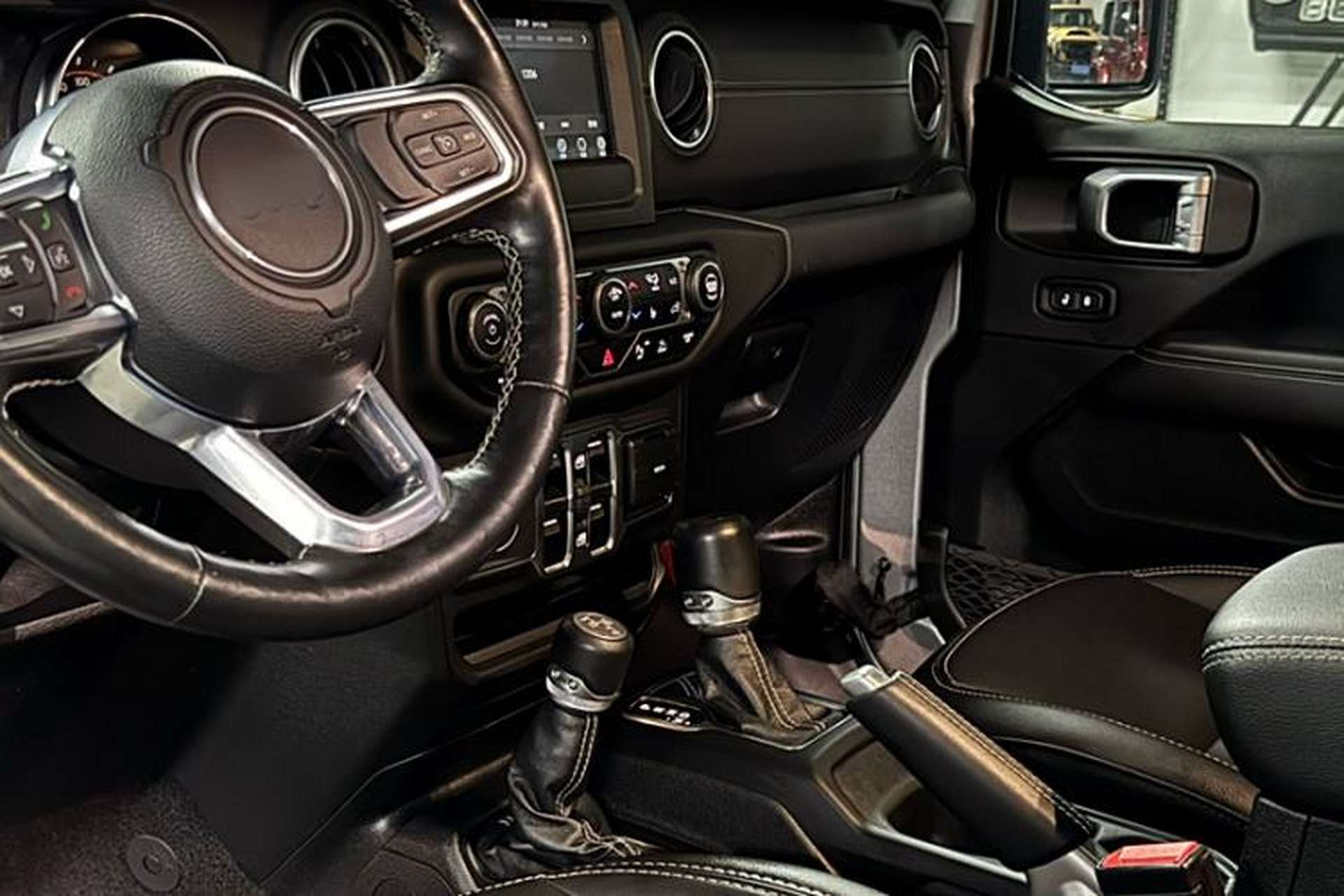 Used Jeep Wrangler 2019 2.0T Sahara Four-Door Version China VI Emission Standard Interior 1