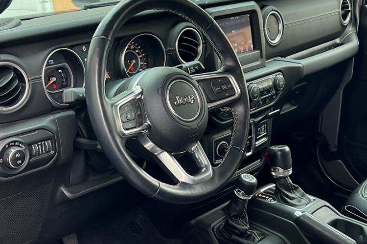 Used Jeep Wrangler 2019 2.0T Sahara Four-Door Version China VI Emission Standard Interior 1