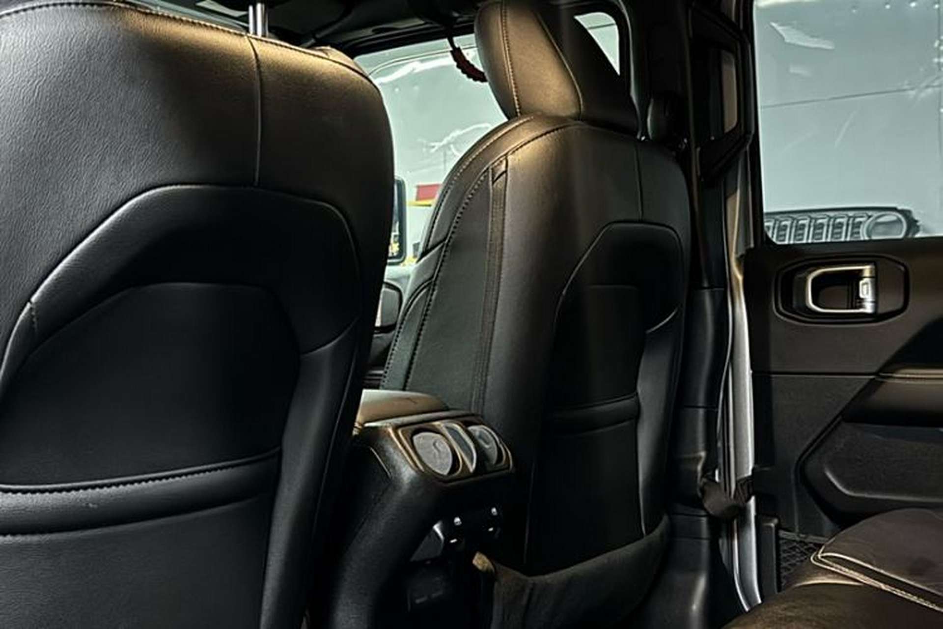 Used Jeep Wrangler 2019 2.0T Sahara Four-Door Version China VI Emission Standard Interior 2