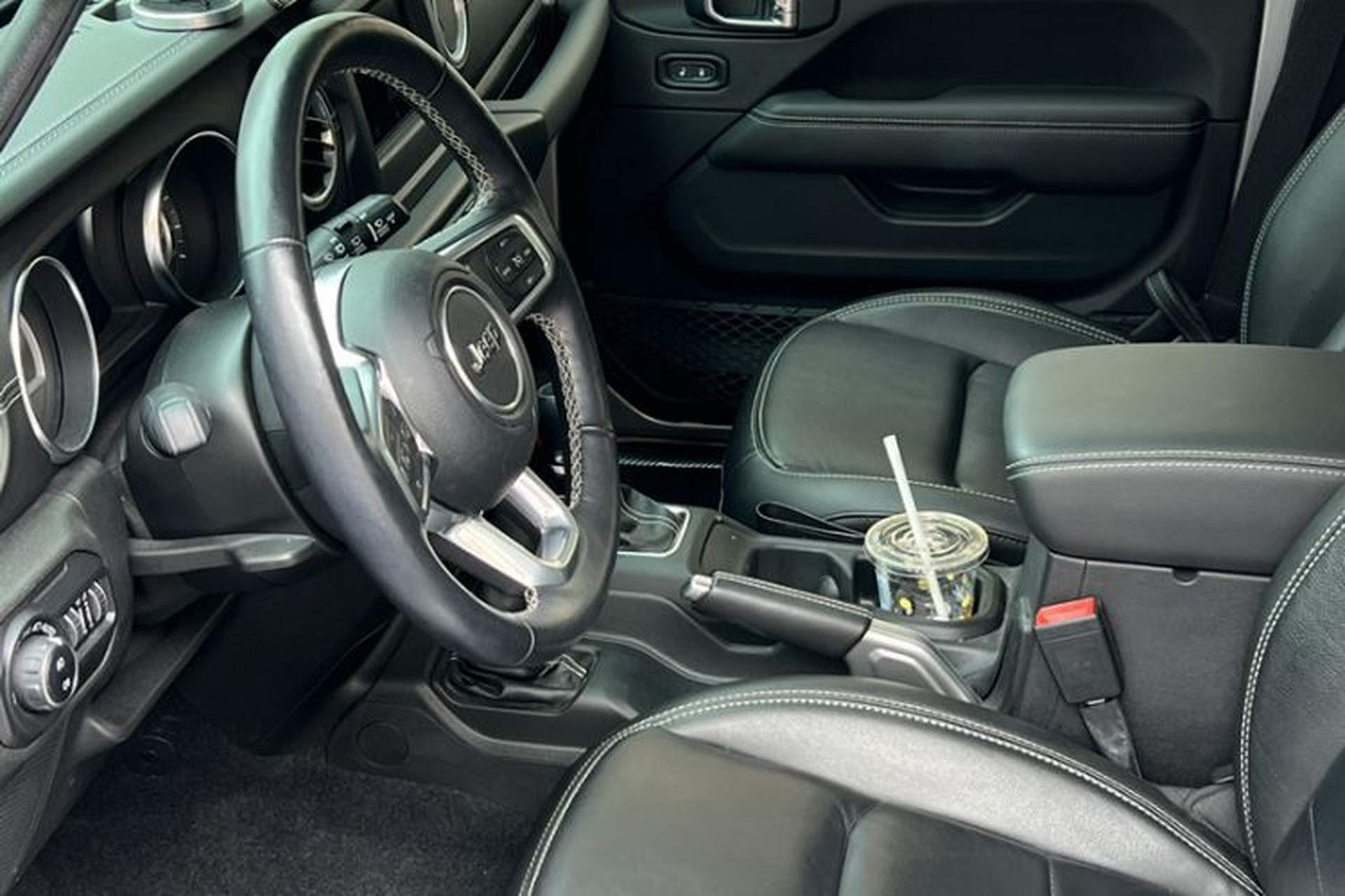 Used Jeep Wrangler 2019 2.0T Sahara Four-Door Version China VI Emission Standard Interior 2