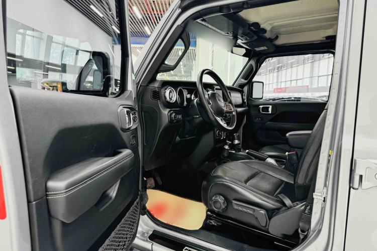 Used Jeep Wrangler 2019 2.0T Sahara Four-Door Version China VI Emission Standard Interior 2