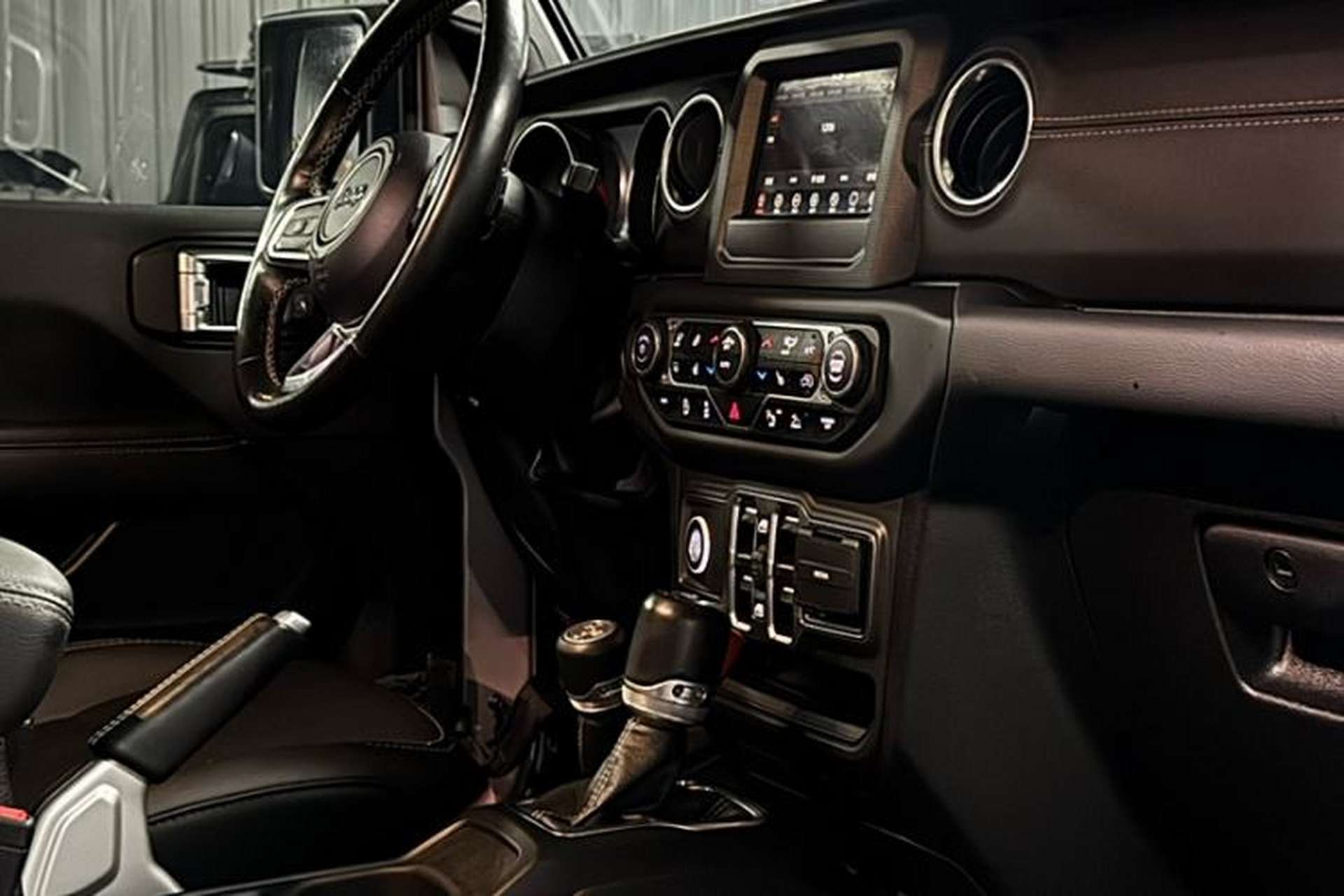 Used Jeep Wrangler 2019 2.0T Sahara Four-Door Version China VI Emission Standard Interior 3