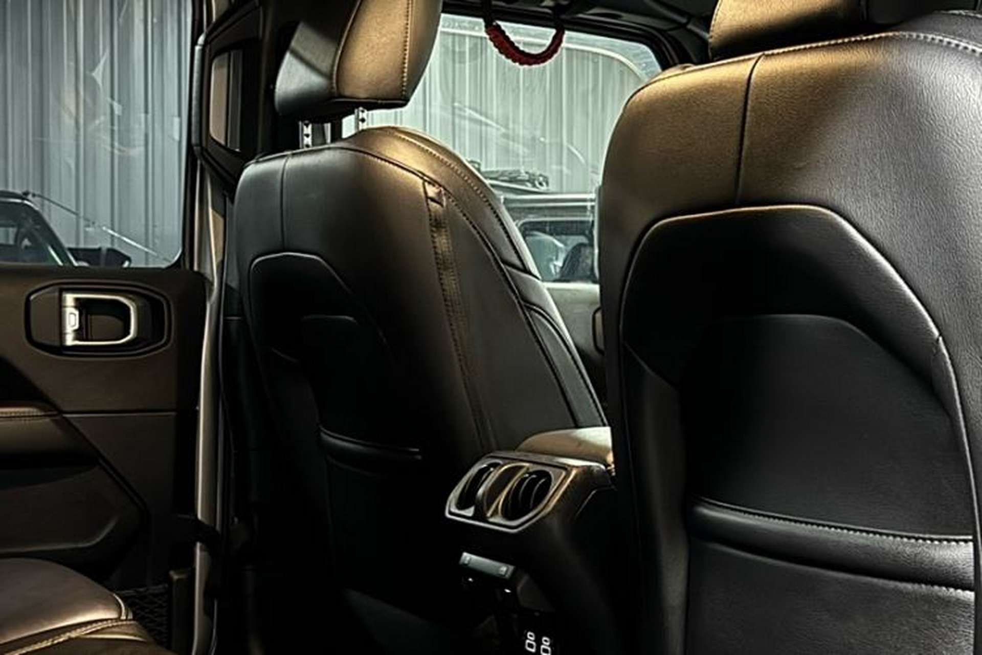 Used Jeep Wrangler 2019 2.0T Sahara Four-Door Version China VI Emission Standard Interior 4