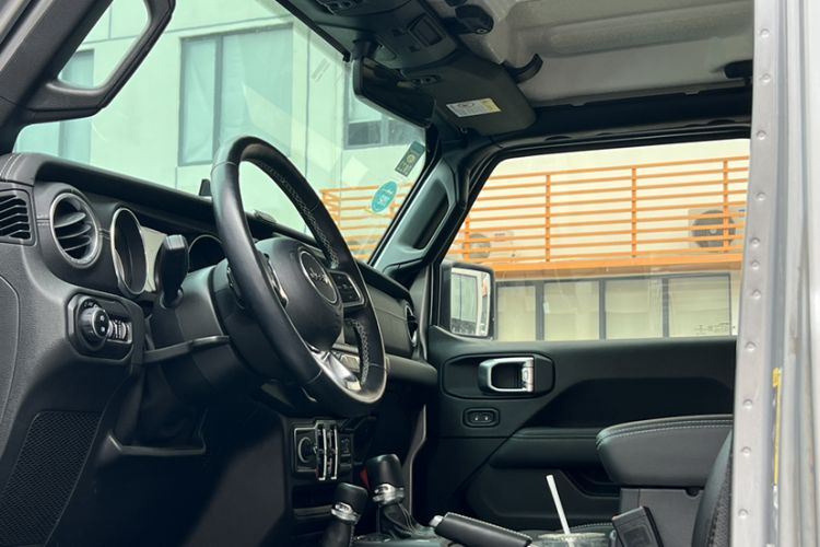Used Jeep Wrangler 2019 2.0T Sahara Four-Door Version China VI Emission Standard Interior 4