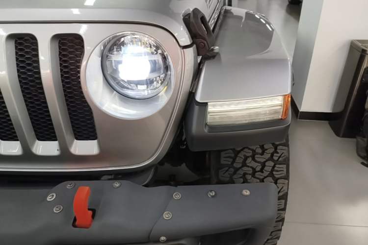 Used Jeep Wrangler 2019 2.0T Sahara Four-Door Version China VI Emission Standard Left Front Headlight