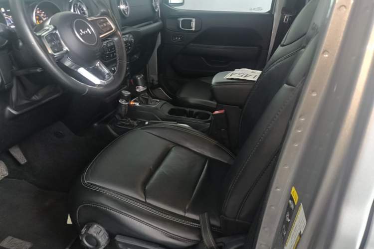 Used Jeep Wrangler 2019 2.0T Sahara Four-Door Version China VI Emission Standard Left Front Seat