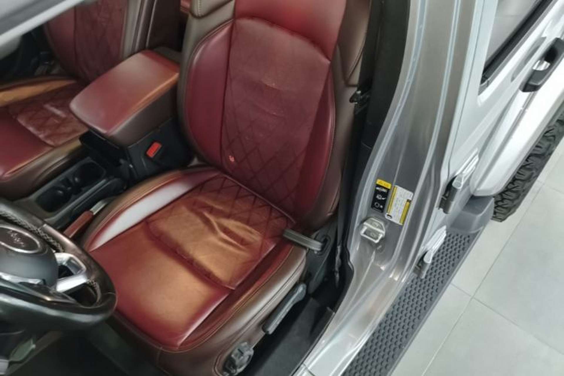 Used Jeep Wrangler 2019 2.0T Sahara Four-Door Version China VI Emission Standard Left Front Seat