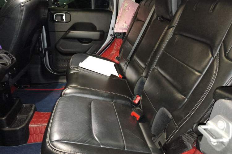 Used Jeep Wrangler 2019 2.0T Sahara Four-Door Version China VI Emission Standard Left Rear Seat