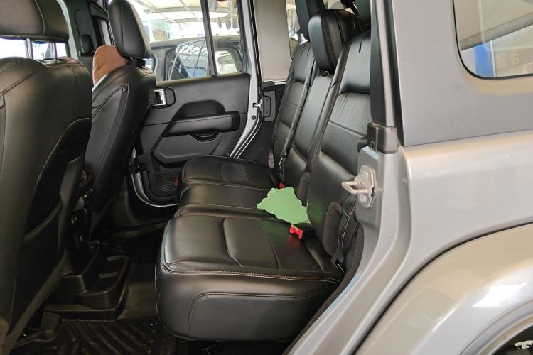 Used Jeep Wrangler 2019 2.0T Sahara Four-Door Version China VI Emission Standard Left Rear Seat