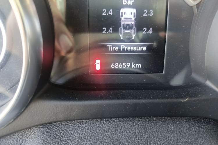 Used Jeep Wrangler 2019 2.0T Sahara Two-Door Version China VI Emission Standard Odometer Close Up