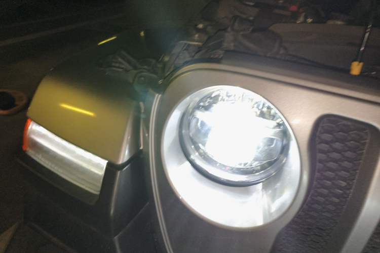Used Jeep Wrangler 2019 2.0T Sahara Four-Door Version China VI Emission Standard Right Front Headlight