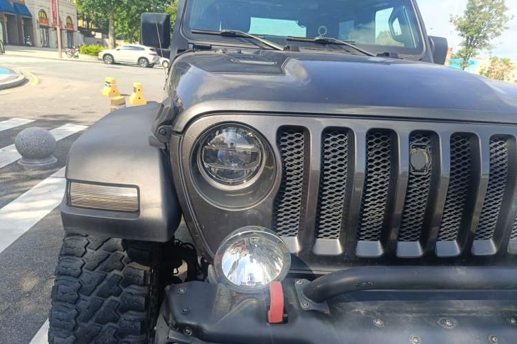 Used Jeep Wrangler 2019 2.0T Sahara Two-Door Version China VI Emission Standard Right Front Headlight