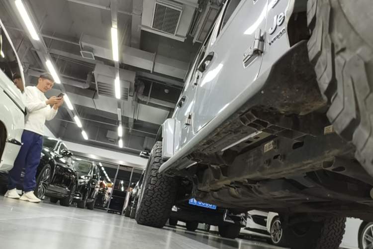Used Jeep Wrangler 2019 2.0T Sahara Four-Door Version China VI Emission Standard Right Side Sill