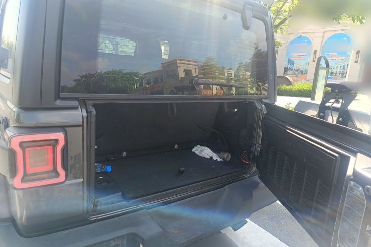 Used Jeep Wrangler 2019 2.0T Sahara Two-Door Version China VI Emission Standard Trunk