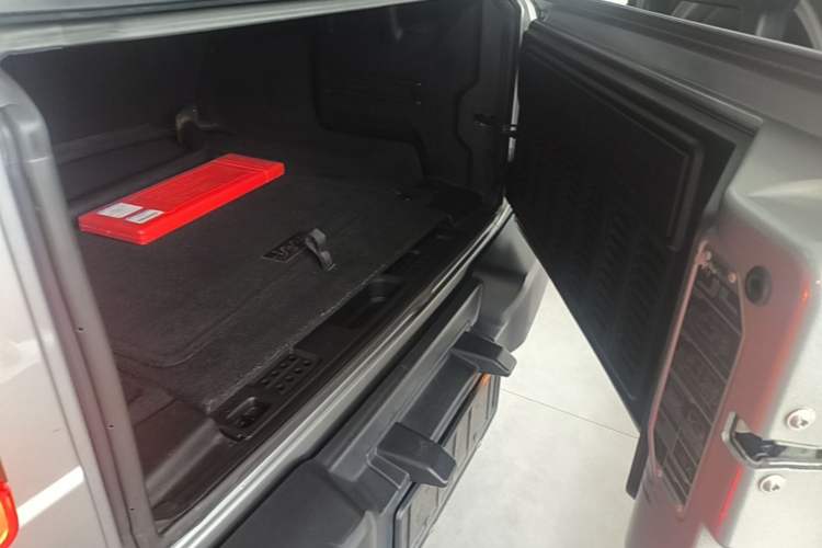 Used Jeep Wrangler 2019 2.0T Sahara Four-Door Version China VI Emission Standard Trunk