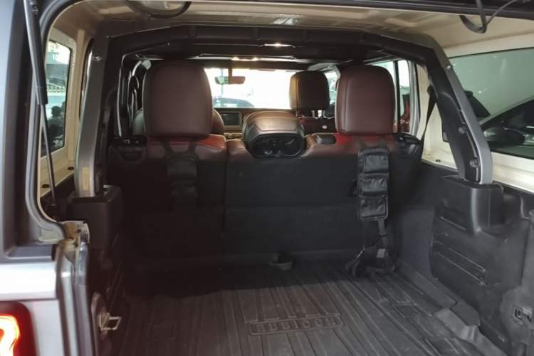 Used Jeep Wrangler 2019 2.0T Sahara Four-Door Version China VI Emission Standard Trunk
