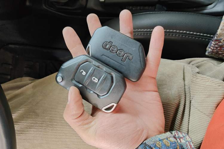 Used Jeep Wrangler 2019 2.0T Sahara Four-Door Version China VI Emission Standard Vehicle Key