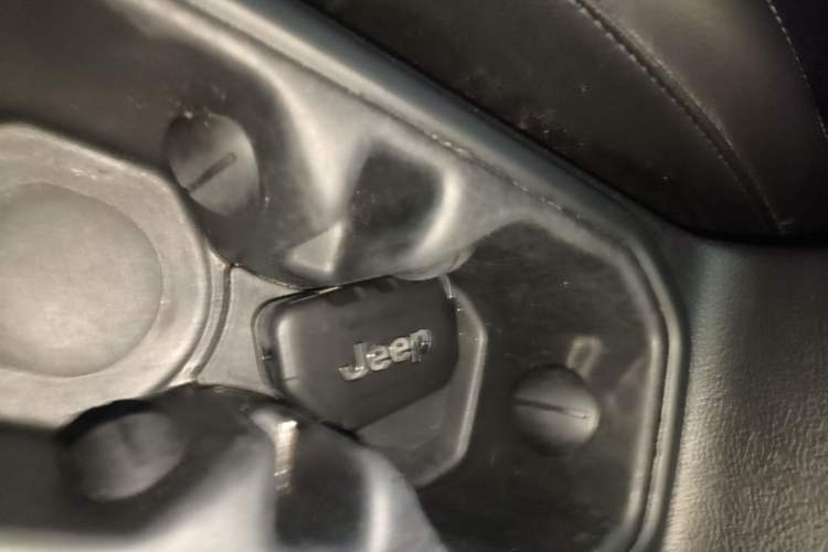 Used Jeep Wrangler 2019 2.0T Sahara Four-Door Version China VI Emission Standard Vehicle Key