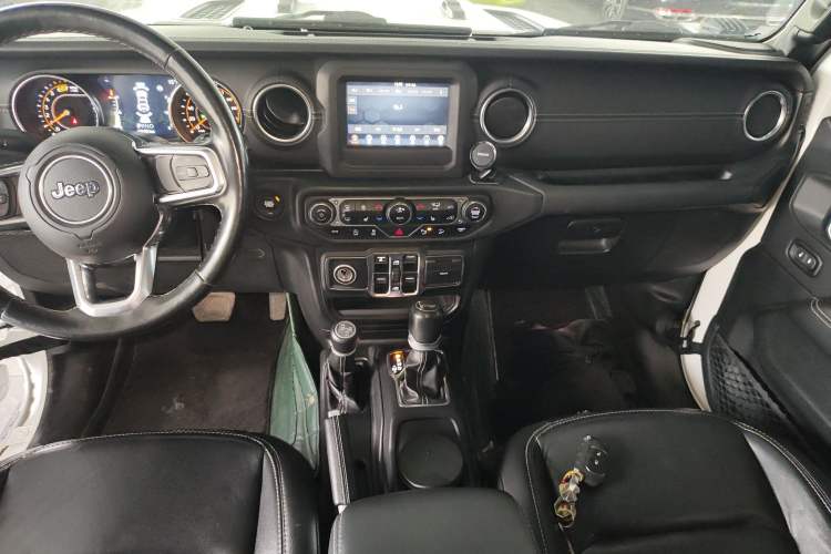 Used Jeep Wrangler 2019 2.0T Sahara Four-Door Version China VI Emission Standard Audio And AC Panel