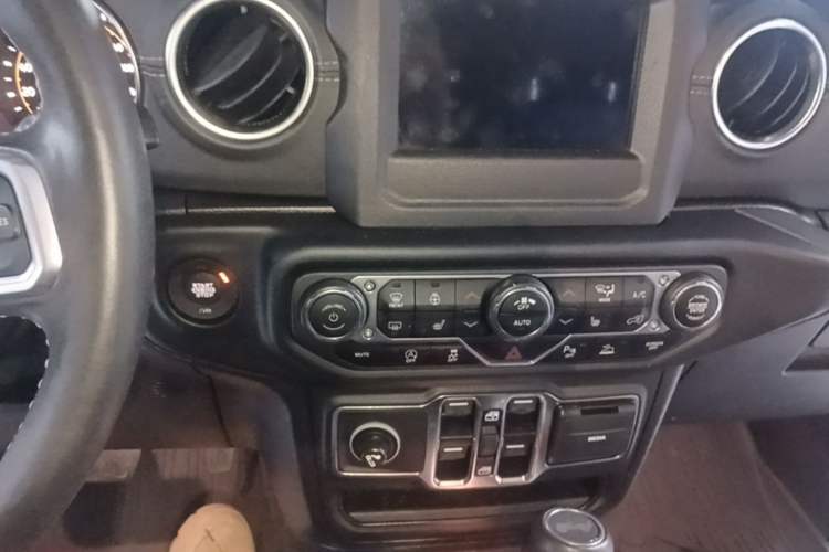 Used Jeep Wrangler 2019 2.0T Sahara Four-Door Version China VI Emission Standard Audio And AC Panel