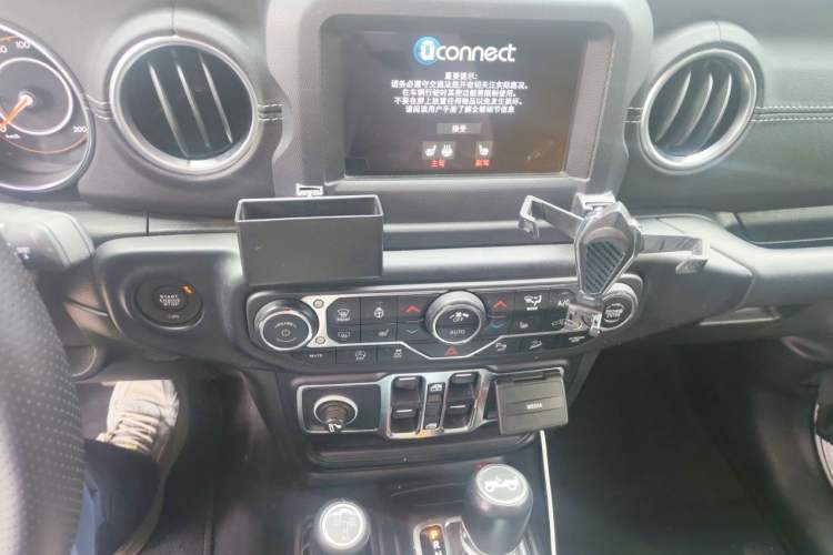 Used Jeep Wrangler 2019 2.0T Sahara Four-Door Version China VI Emission Standard Audio And AC Panel