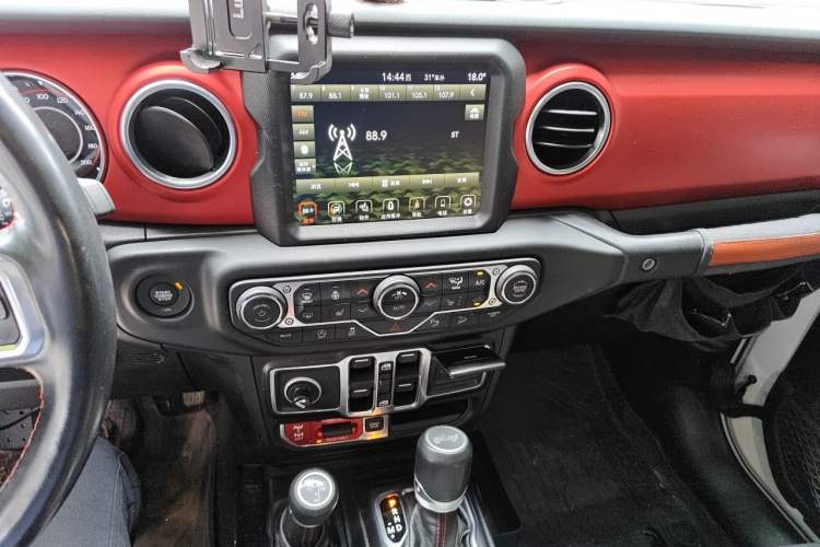 Used Jeep Wrangler 2019 2.0T Rubicon Four-Door Version China VI Emission Standard Audio And AC Panel