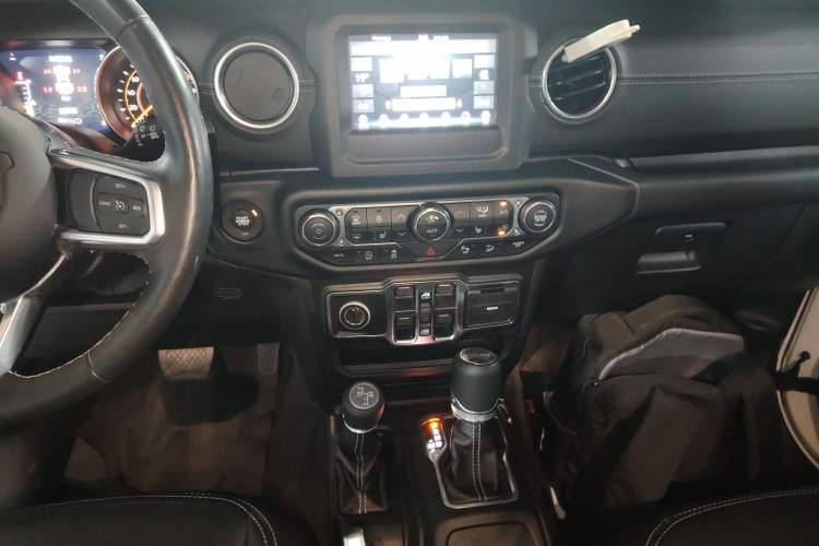 Used Jeep Wrangler 2019 2.0T Sahara Four-Door Version China VI Emission Standard Audio And AC Panel