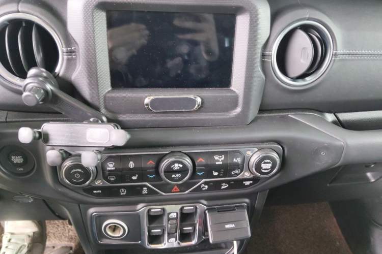Used Jeep Wrangler 2019 2.0T Sahara Four-Door Version China VI Emission Standard Audio And AC Panel