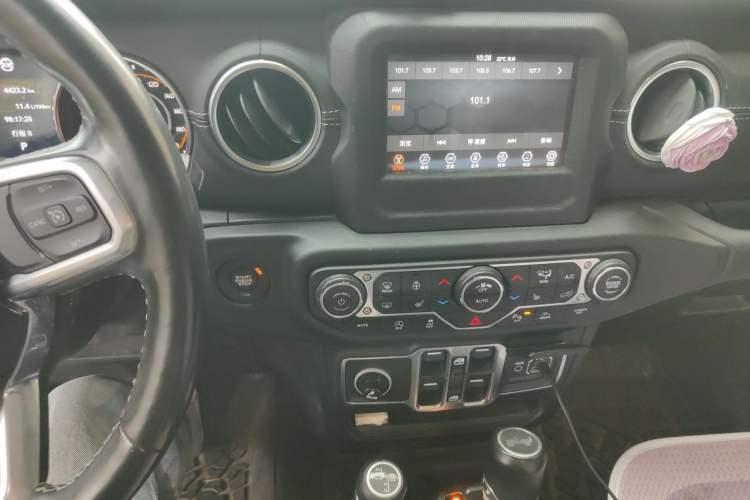 Used Jeep Wrangler 2019 2.0T Sahara Four-Door Version China VI Emission Standard Audio And AC Panel