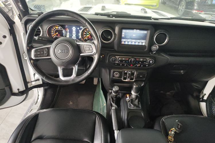 Used Jeep Wrangler 2019 2.0T Sahara Four-Door Version China VI Emission Standard Center Console