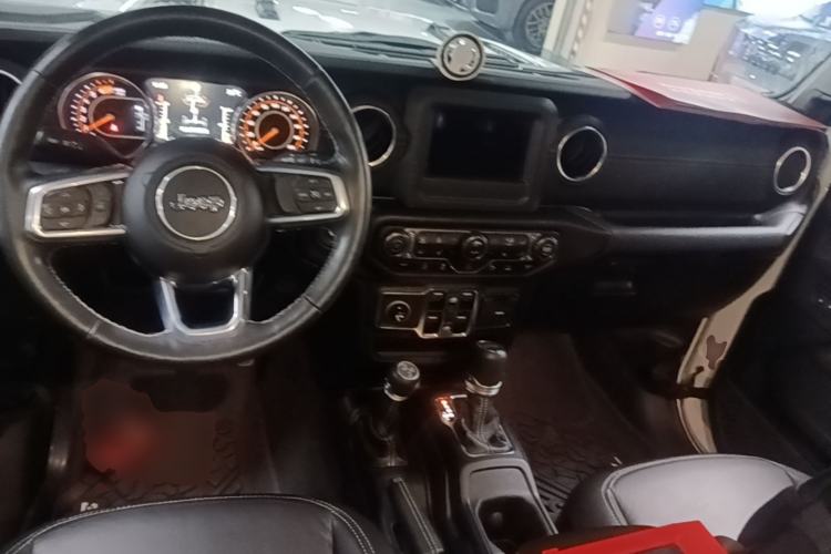 Used Jeep Wrangler 2019 2.0T Sahara Four-Door Version China VI Emission Standard Center Console