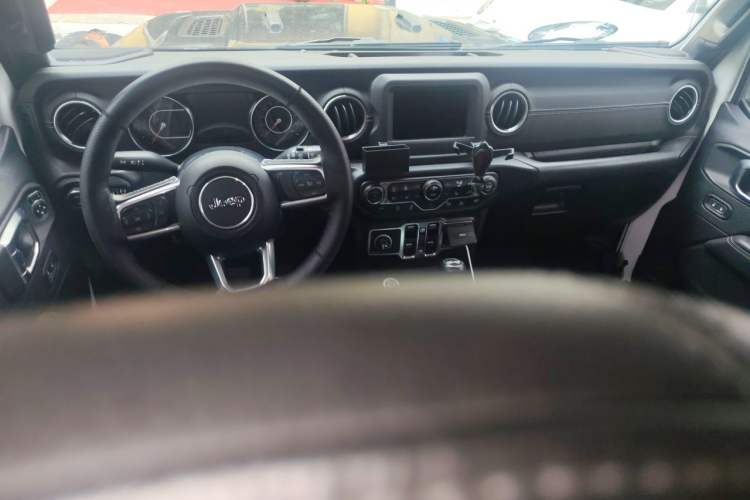 Used Jeep Wrangler 2019 2.0T Sahara Four-Door Version China VI Emission Standard Center Console