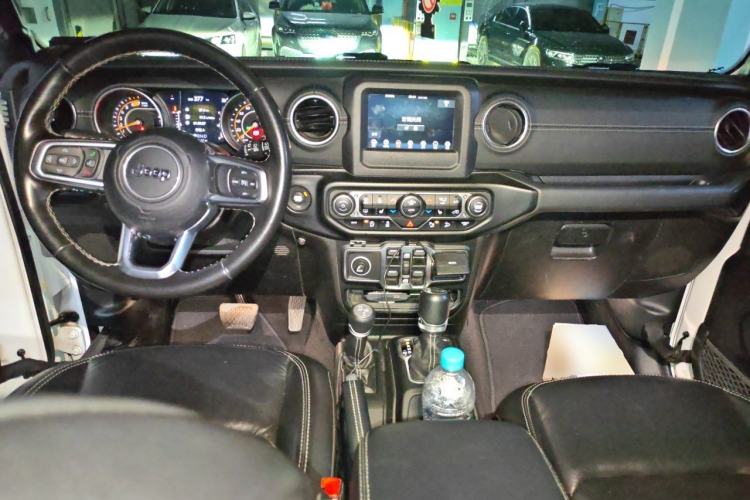Used Jeep Wrangler 2019 2.0T Sahara Four-Door Prestige Edition China V Standard Center Console