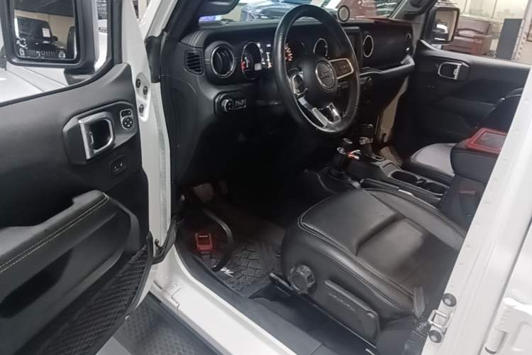 Used Jeep Wrangler 2019 2.0T Sahara Four-Door Version China VI Emission Standard Driver Seat