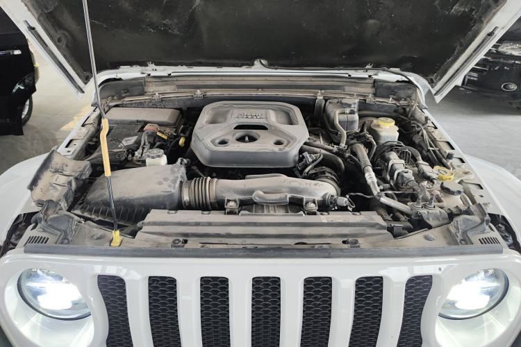 Used Jeep Wrangler 2019 2.0T Sahara Four-Door Version China VI Emission Standard Engine Bay