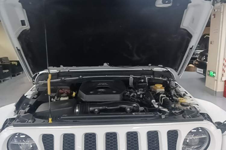 Used Jeep Wrangler 2019 2.0T Sahara Four-Door Version China VI Emission Standard Engine Bay