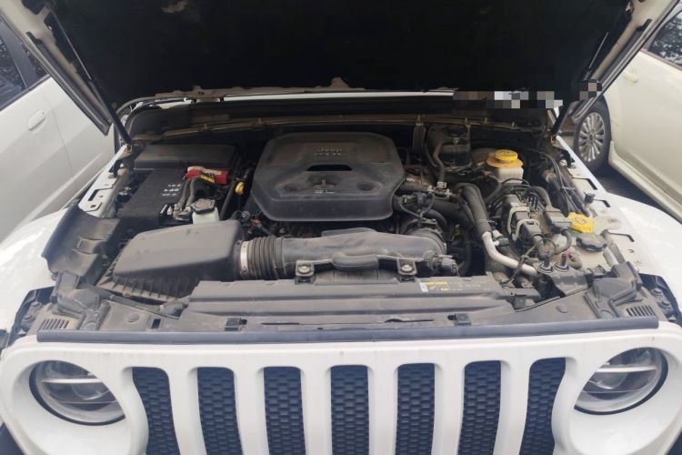 Used Jeep Wrangler 2019 2.0T Sahara Four-Door Version China VI Emission Standard Engine Bay