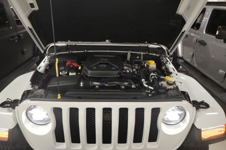 Used Jeep Wrangler 2019 2.0T Sahara Four-Door Version China VI Emission Standard Engine Bay