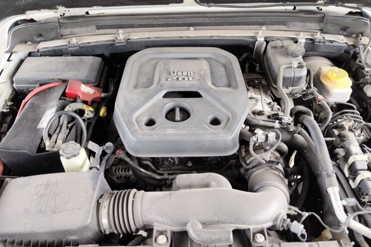 Used Jeep Wrangler 2019 2.0T Sahara Four-Door Version China VI Emission Standard Engine Bay