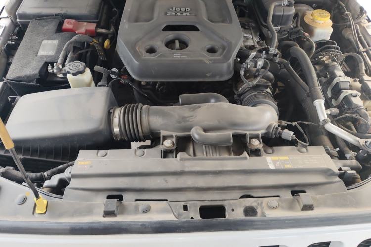 Used Jeep Wrangler 2019 2.0T Sahara Four-Door Version China VI Emission Standard Engine Bay